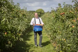 Farmer con traas in green field