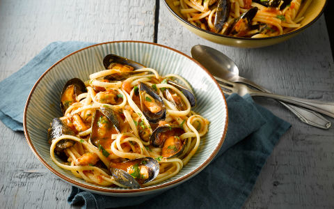 Chilli and Garlic Mussels with Pasta