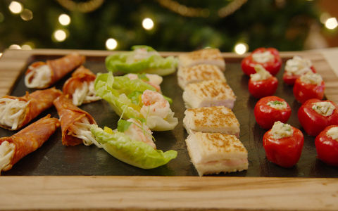 Lettuce Cups with Prawns & Mango